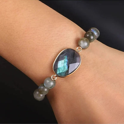 Bracelet Labradorite Perles et Galet au poignet d'une jeune femme kaosix