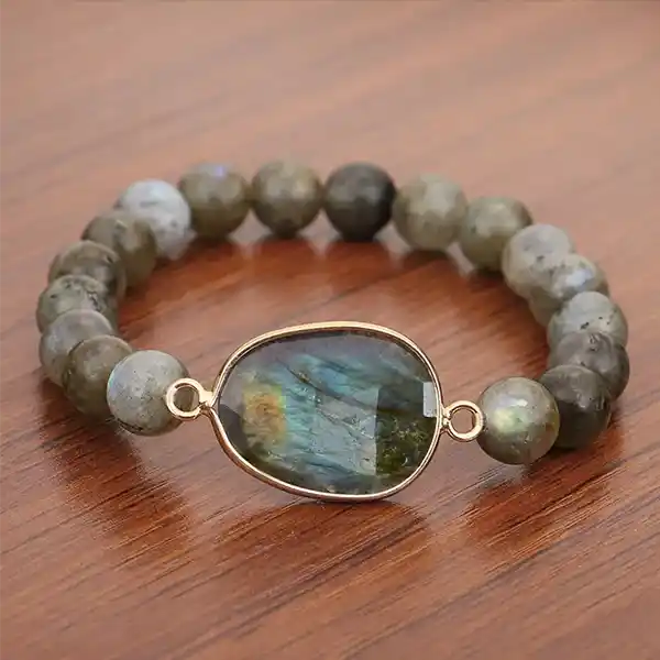 Bracelet Labradorite Perles et Galet sur une table en bois kaosix