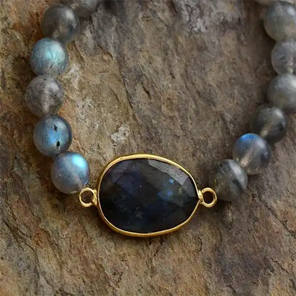 Bracelet Labradorite Perles et Galet sur un rocher gris kaosix