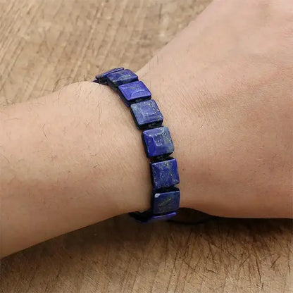 Bracelet Lapis Lazuli Pierres Rectangulaires Pour Homme et Femme au poignet d'une femme kaosix