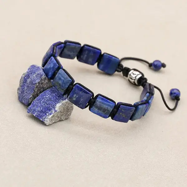 Bracelet Lapis Lazuli Pierres Rectangulaires Pour Homme et Femme posé sur morceau lapis lazuli kaosix