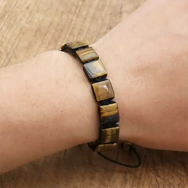 Bracelet Œil de Tigre Pierres Rectangulaires Pour Homme et Femme au poignet d'une jeune femme kaosix