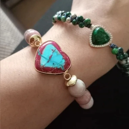 Bracelet Rhodonite Cœur Jaspe Impérial au poignet d'une femme kaosix