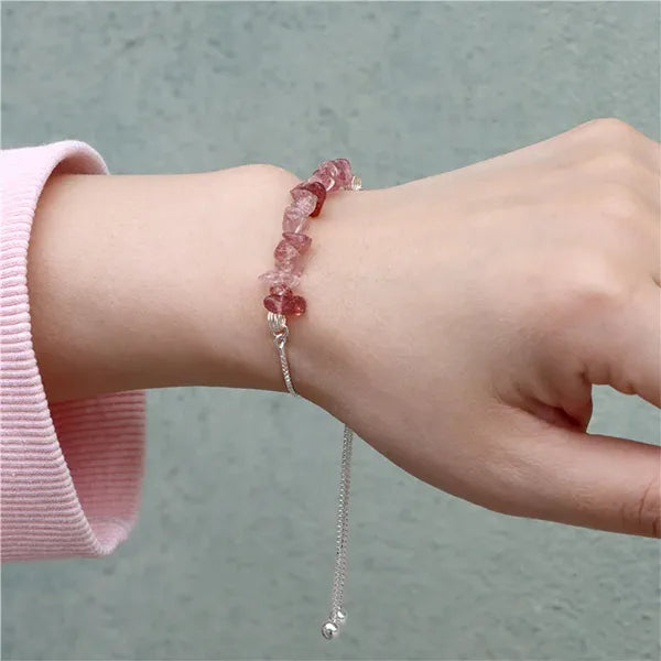 Bracelet chips baroque 8 pierres au choix quartz fraise au poignet d'une femme kaosix