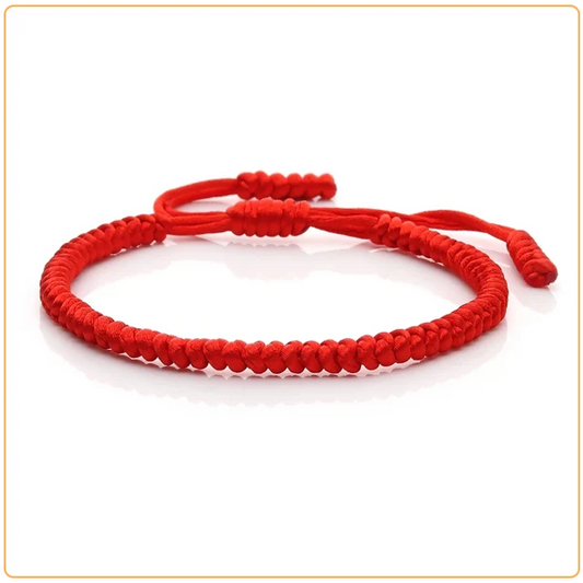 Bracelet tibétain porte-bonheur couleur rouge sur fond blanc Kaosix