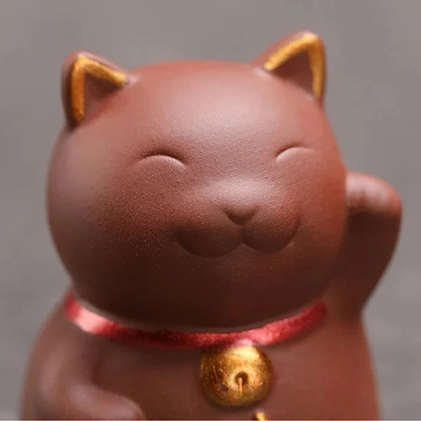 Chat Porte Bonheur Chinois en Céramique Statuette Maneki Neko marron clair vue en gros plan sur visage kaosix