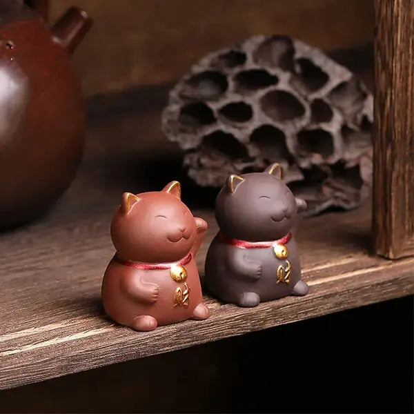 Chat Porte Bonheur Chinois en Céramique Statuette Maneki Neko marron foncé marron clair sur une étagère kaosix