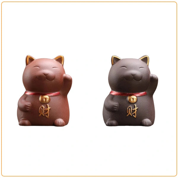 Chat Porte Bonheur Chinois en Céramique Statuette Maneki Neko sur fond blanc kaosix