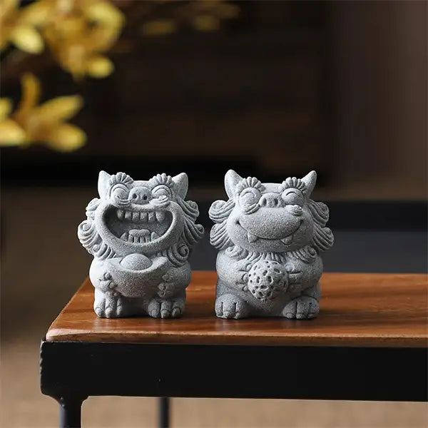 Duo de Chien Fu Statuettes Lion Gardien Chinois en Grès sur une table en bois kaosix