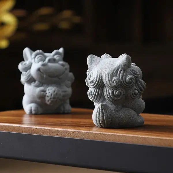 Duo de Chien Fu Statuettes Lion Gardien Chinois en Grès sur une table en bois vue de dos kaosix