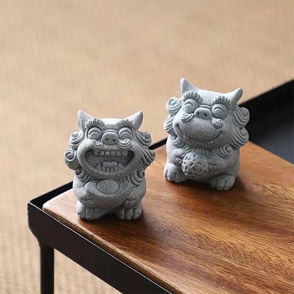 Duo de Chien Fu Statuettes Lion Gardien Chinois en Grès sur une table en bois vue de haut kaosix