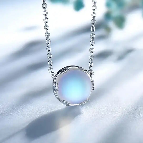 Pendentif Aurore Boréale perle de cristal bleu clair couronne argentée vue gros plan Kaosix