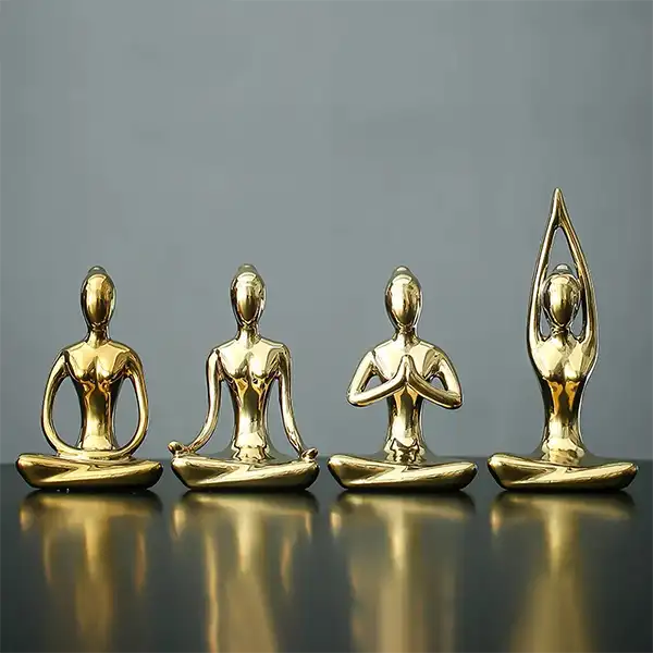 Quatre Statuettes Yoga Positions du Lotus sur une surface noire Kaosix