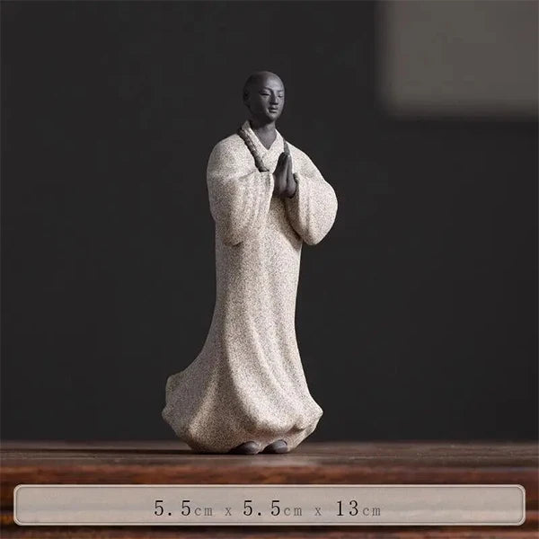 Statue Moine Bouddhiste Zen Méditative Décorative blanc sur une table en bois kaosix