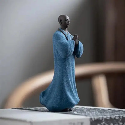 Statue Moine Bouddhiste Zen Méditative Décorative bleu posé sur une surface grise kaosix