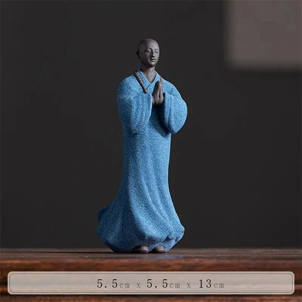 Statue Moine Bouddhiste Zen Méditative Décorative bleu sur une table en bois kaosix