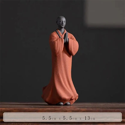 Statue Moine Bouddhiste Zen Méditative Décorative rouge sur une table en bois kaosix