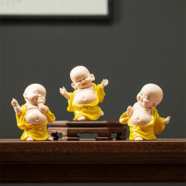 Statues Moines Bouddhistes Rieur Porte-Bonheur Zen sur une table en bois kaosix