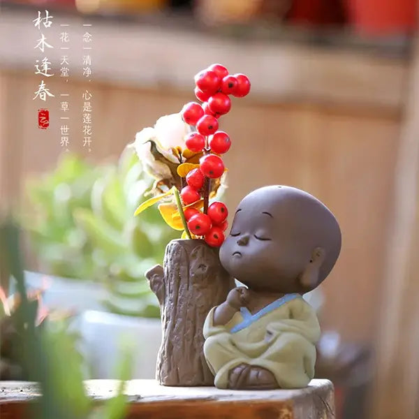 Statuette Moine Bouddhiste Vase Décoration Zen et Porte-Bonheur 02 Le printemps et les arbres sur table avec plante kaosix